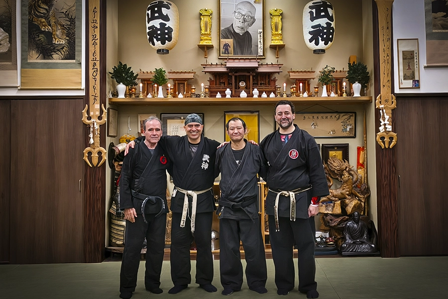Arnoby Sinam Alba y alumnos de Bucaramanga entrenando en el Bujinkan Honbu Dojo de Japón junto a Fumio Sakasai Sensei durante un viaje de formación marcial en 2026.