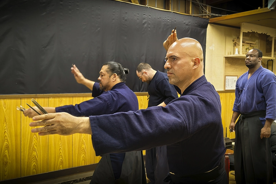 Arnoby Sinam Alba entrenando Shuriken Jutsu en el Honbu Dojo de Negishi Ryū junto a Kurosawa Sensei en Japón durante 2026.