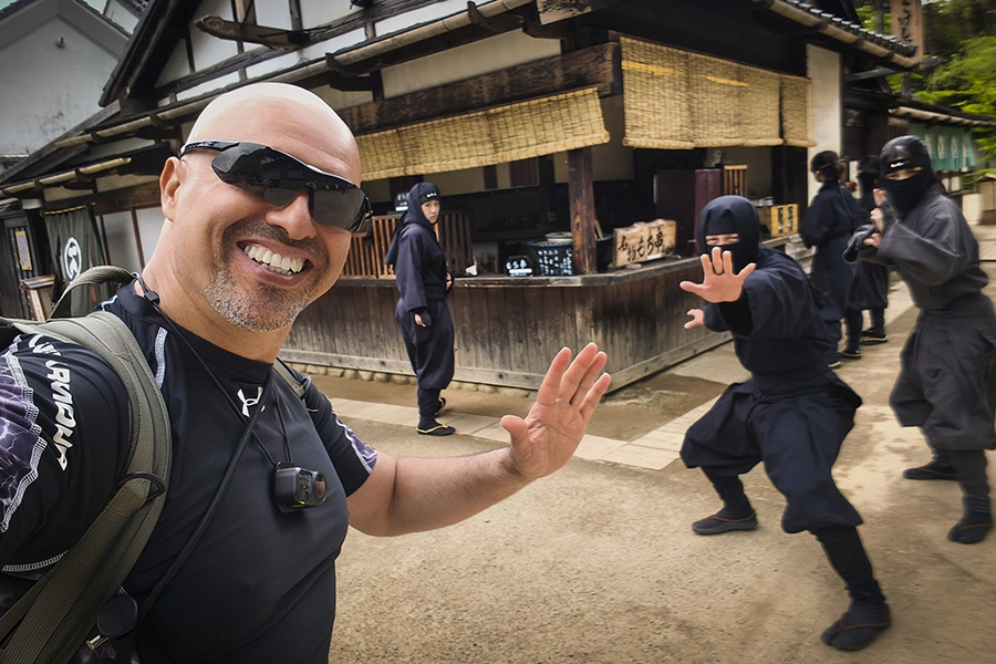 Arnoby Sinam Alba visitando una villa ninja tradicional en Japón junto a personajes caracterizados como ninjas durante un viaje cultural y marcial en 2026.