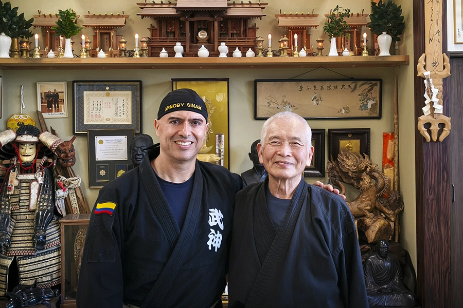 Licenciado Arnoby Sinam Alba junto a Shiraishi Sensei en el Bujinkan Honbu Dōjō de Japón durante una visita de entrenamiento y estudio de las artes marciales tradicionales japonesas en 2026.