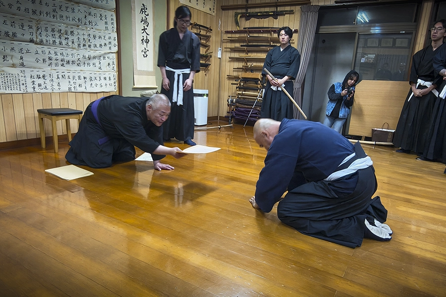 Ceremonia de entrega de diploma a Arnoby Sinam Alba por parte de Seki Nobuhide Sensei en el Honbu Dōjō de Asayama Ichiden Ryū, ciudad de Kōga, Japón, durante una visita de entrenamiento y estudio marcial en 2026.