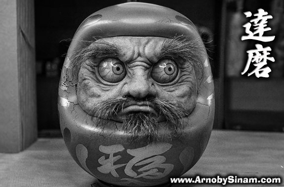 Muñeco Daruma japonés símbolo de perseverancia, determinación y cumplimiento de metas en la cultura japonesa.