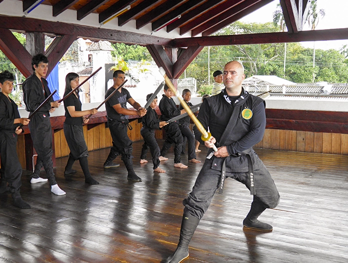 Arnoby Sinam Alba dirigiendo seminario de Kenjutsu en Buga, 2012