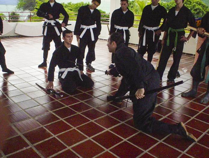 Arnoby Sinam Alba dirigiendo seminario de Kenjutsu en Valledupar, 2004