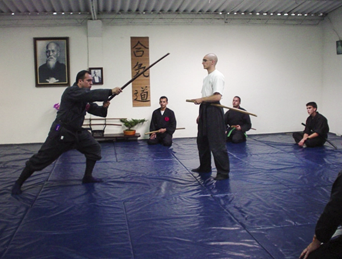 Arnoby Sinam Alba dirigiendo seminario de Kenjutsu en Bogotá, 2003