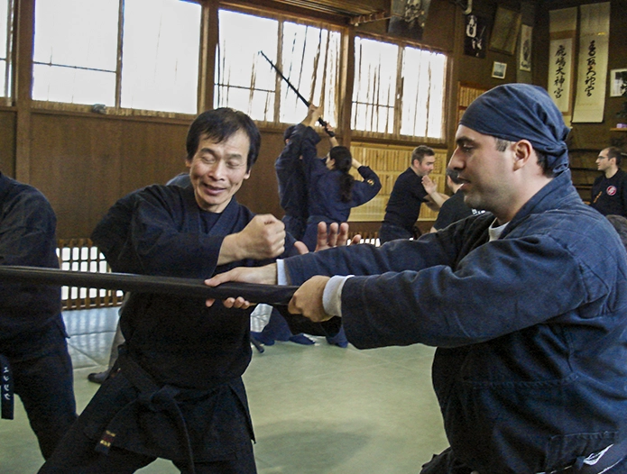 Arnoby Sinam Alba entrenando con Shiraishi Sensei en Bujinkan Honbu Dōjō, Nodashi, Japón 2008