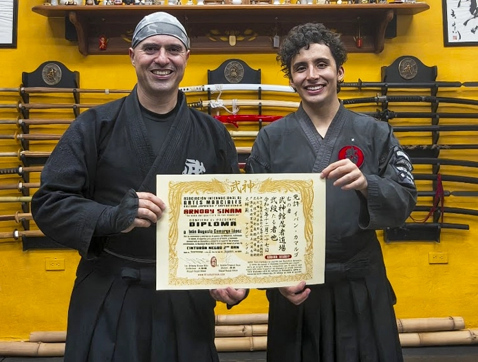Entrega de diploma en la academia — Bujinkan Colombia