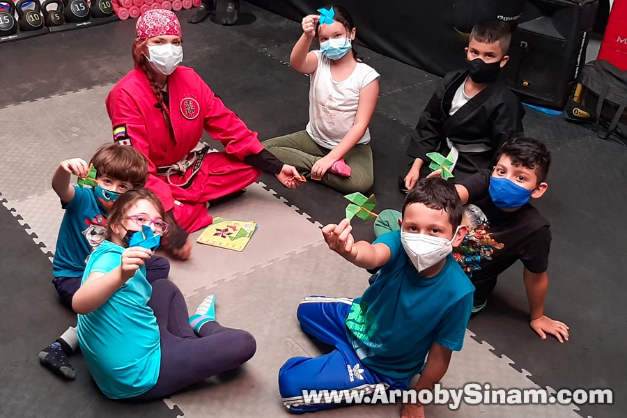 Niños haciendo origami en Bujinkan Arnoby Sinam - Bucaramanga