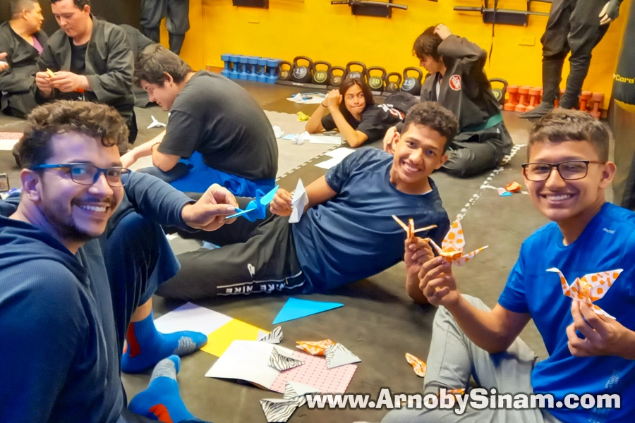 Jóvenes practicando origami en la academia Arnoby Sinam