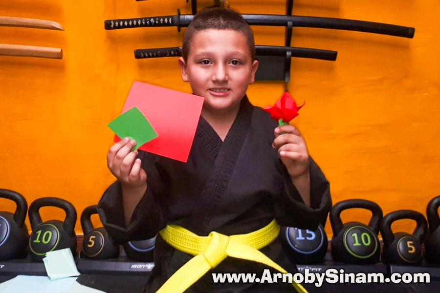 Plegado de papel en clase de vacaciones - Arnoby Sinam