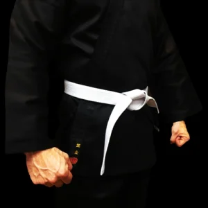 Cinturón blanco de Ninjutsu Bujinkan utilizado por principiantes en clases de artes marciales y defensa personal en Bucaramanga.
