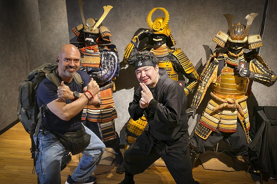 Arnoby Sinam Daishihan de Colombia durante viaje de entrenamiento en Japón junto a armaduras samurai, instructor de Bujinkan Ninjutsu y artes marciales japonesas en Bucaramanga.