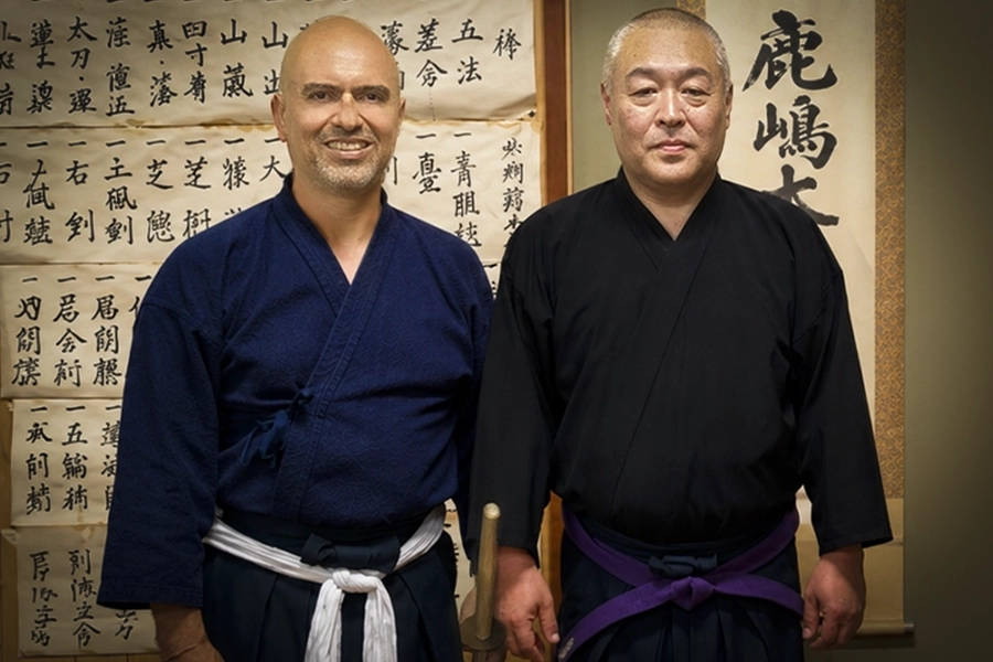 Arnoby Sinam Daishihan de Colombia junto a Seki Nobuhide Sensei de Asayama Ichiden Ryu Hyohō durante una visita de estudio y entrenamiento en Ibaraki, Japón.