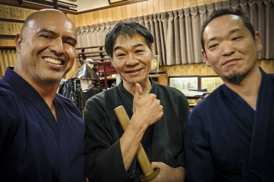 Arnoby Sinam Daishihan de Colombia junto a Tsukada Sensei y Kurosawa Sensei de Asayama Ichiden Ryu durante una visita de estudio y entrenamiento en Japón.