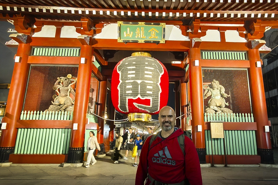 Arnoby Sinam Daishihan frente al templo Sensō-ji de Asakusa en Tokio, Japón, durante un viaje de entrenamiento y estudio de las artes marciales japonesas tradicionales.