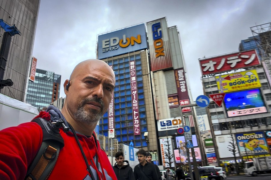 Arnoby Sinam Daishihan en Akihabara, Tokio, Japón, durante un viaje de entrenamiento y estudio de las artes marciales japonesas tradicionales.