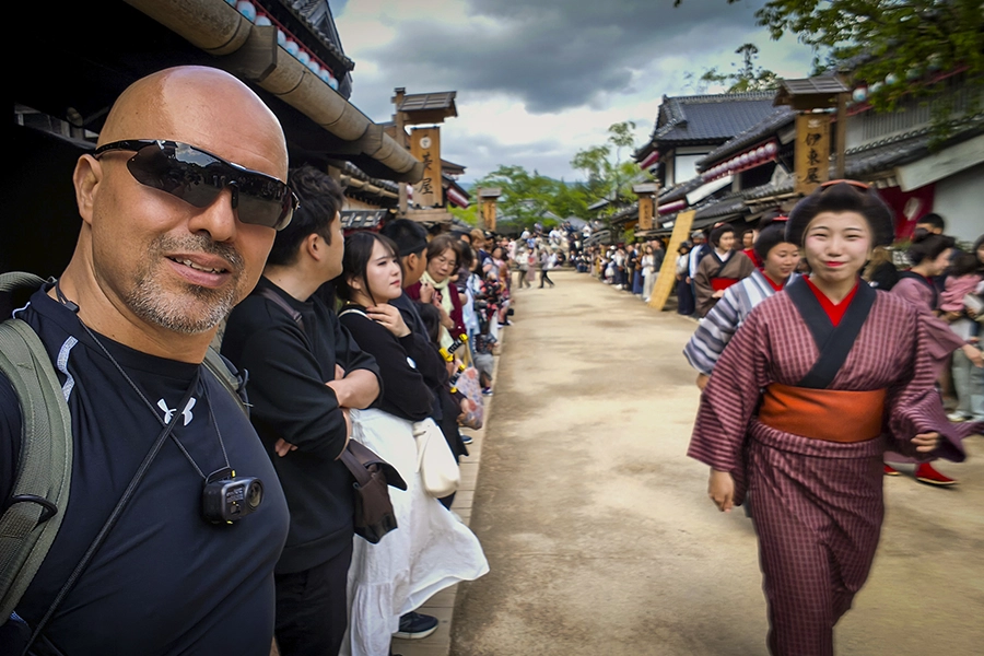 Arnoby Sinam Daishihan durante una visita cultural en Japón, participando en actividades tradicionales relacionadas con la historia y las artes marciales japonesas.