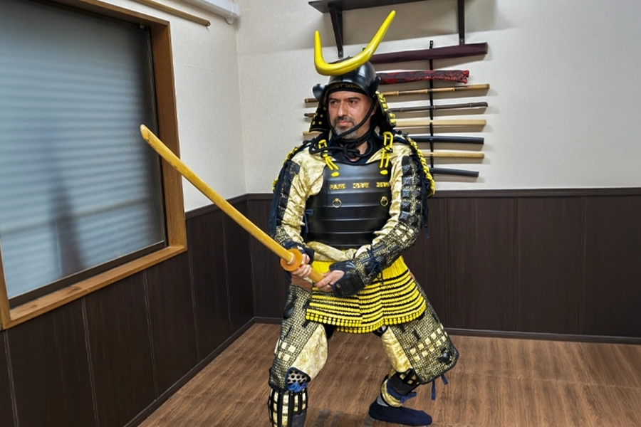 Arnoby Sinam Daishihan practicando Kukishinden Ryū Happō Bikenjutsu con armadura samurai tradicional durante un viaje de entrenamiento en Japón.