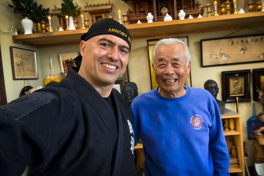 Arnoby Sinam Daishihan de Colombia junto a Noguchi Sensei en el Bujinkan Hombu Dojo de Noda, Japón, durante una visita de entrenamiento en Ninjutsu tradicional.