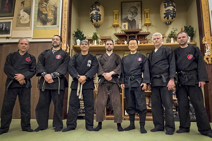 Arnoby Sinam Daishihan de Colombia junto a Nakadai Sensei y practicantes internacionales durante entrenamiento en el Bujinkan Hombu Dojo de Noda, Japón.