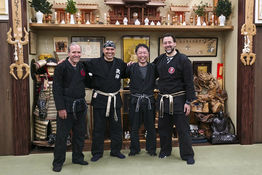 Arnoby Sinam Daishihan de Colombia junto a Tezuka Tetsuji Sensei durante entrenamiento en el Bujinkan Hombu Dojo de Noda, Japón.