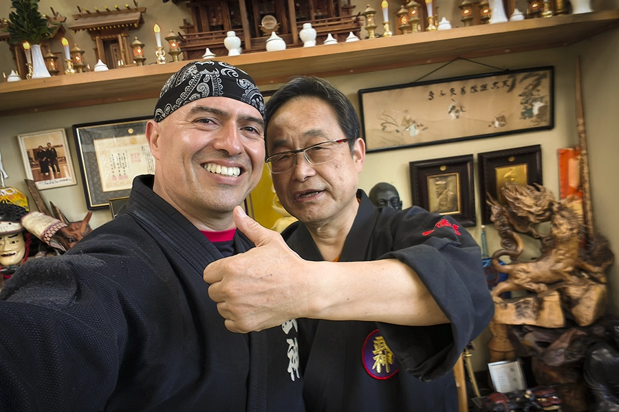 Arnoby Sinam Daishihan de Colombia junto a Furuta Sensei durante entrenamiento y estudios de artes marciales tradicionales japonesas en el Bujinkan Hombu Dojo de Noda, Japón.