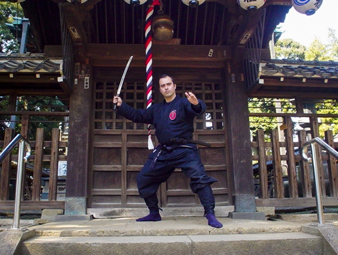 Arnoby Sinam entrenando con espada en Japón, 2004