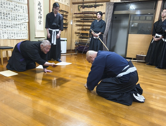 Arnoby Sinam Alba recibiendo diploma de Seki Sensei en Asayama Ichiden Ryū Honbu Dōjō, Japón 2026