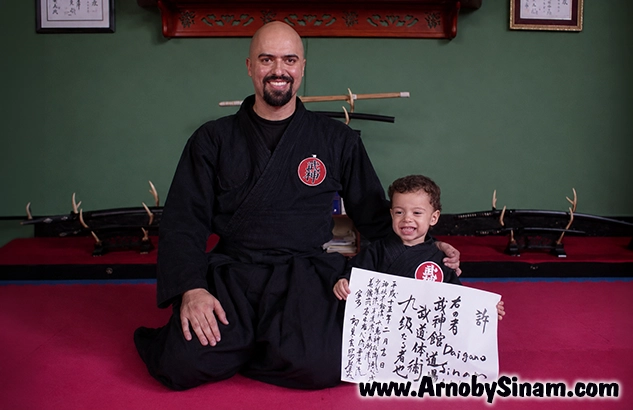 Daigorô Sinam Alba Fragozo recibiendo su primer diploma japonés de 9no KYŪ - Bujinkan 2002