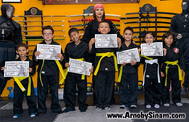 Niños recibiendo su diploma de grado Kyū Bujinkan en Colombia