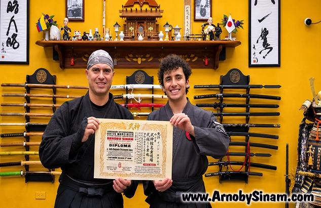 Iván Augusto Camargo recibiendo su diploma de Nidan (2do DAN) otorgado por el Lic. Arnoby Sinam Alba - Bujinkan Colombia 2026