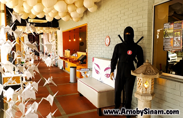 Decoración en origami senbazuru fabricada por Kirina Maoly Alba para el Ninja Sushi Bar Bucaramanga