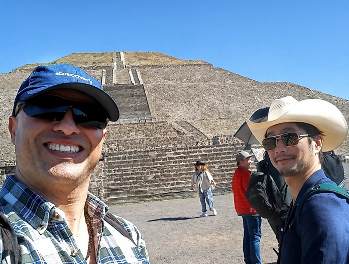 Arnoby Sinam Alba con el Maestro Ide Ryūsetsu en Teotihuacán, México