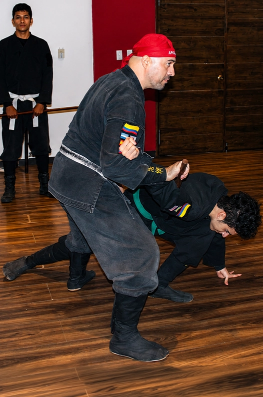 DaiShihan Arnoby Sinam Alba entrenando Hanbō Jutsu Sanshakubō Kukishinden Ryū · Bujinkan Dōjō Bucaramanga
