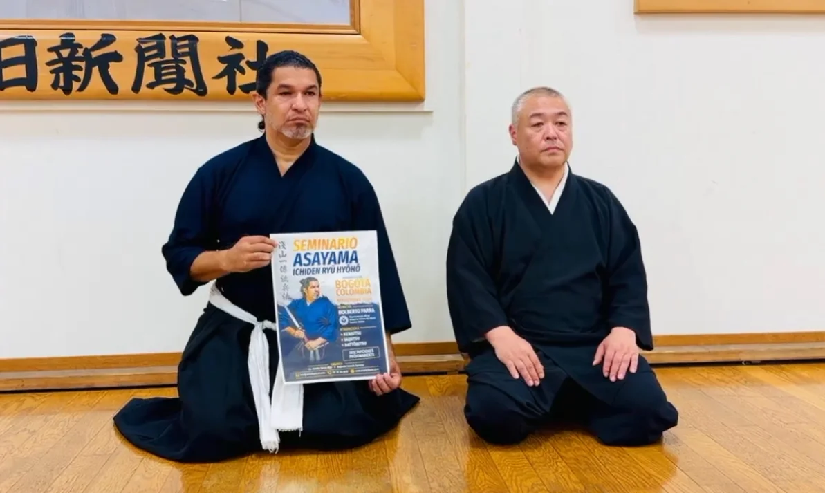 Nolberto Parra recibiendo de Seki Nobuhide Sensei la autorización para dirigir el 1er Seminario Asayama Ichiden Ryū Hyōhō en Colombia, Japón 2026