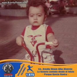 Fotografía de la infancia de Arnoby Sinam Alba tomada en el Parque García Rovira de Bucaramanga, Colombia, donde comienza la historia de vida del maestro de artes marciales. Fotografía de la infancia de Arnoby Sinam Alba en el Parque García Rovira de Bucaramanga, Colombia, en el año 1975.