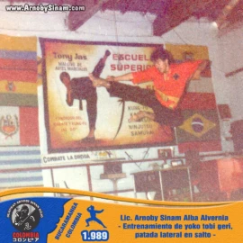 Fotografía de Lic. Arnoby Sinam Alba ejecutando un Yoko Tobi Geri, técnica de patada lateral en salto, durante una sesión de entrenamiento de artes marciales en 1989. Fotografía histórica de Arnoby Sinam Alba realizando un Yoko Tobi Geri, patada lateral en salto, durante su entrenamiento de artes marciales en 1989.