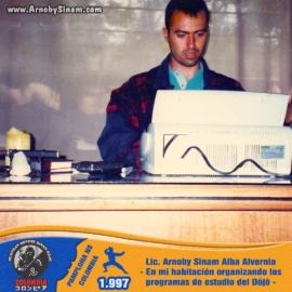 Fotografía histórica del Lic. Arnoby Sinam Alba preparando y organizando los programas de estudio del Ninja Dojo, fortaleciendo la estructura académica de la escuela en 1997. Lic. Arnoby Sinam Alba trabajando en un computador en 1997, organizando y desarrollando los programas de estudio y materiales académicos del Ninja Dojo.