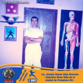 Fotografía histórica del Lic. Arnoby Sinam Alba en el Bujinkan Ninja Dojo de Pamplona, mostrando parte del material pedagógico empleado para la formación integral de sus alumnos. Lic. Arnoby Sinam Alba en el Bujinkan Ninja Dojo de Pamplona en 1997, junto a material didáctico utilizado para la enseñanza de anatomía aplicada a las artes marciales.