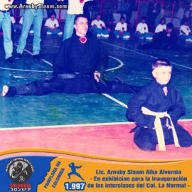 Demostración pública de Ninjutsu realizada por Arnoby Sinam y sus estudiantes durante la inauguración de las interclases del Colegio La Normal en Pamplona, en 1997. Exhibición de Ninjutsu realizada por Arnoby Sinam y un joven estudiante durante la inauguración de los juegos intercursos del Colegio La Normal en Pamplona, Norte de Santander, en 1997.