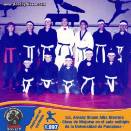 Fotografía histórica de una clase de Ninjutsu realizada en el aula múltiple de la Universidad de Pamplona en 1997, dirigida por Arnoby Sinam junto a sus alumnos. Clase de Ninjutsu dirigida por Arnoby Sinam junto a sus estudiantes en el aula múltiple de la Universidad de Pamplona, Norte de Santander, en 1997.