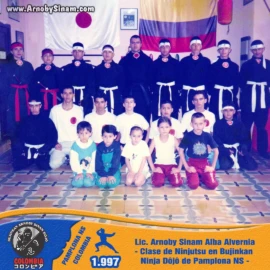 Fotografía histórica de una clase de Ninjutsu realizada en el Bujinkan Ninja Dôjô de Pamplona, donde Arnoby Sinam comparte entrenamiento con alumnos de diferentes edades en 1997. Clase de Ninjutsu con Arnoby Sinam y sus estudiantes en el Bujinkan Ninja Dôjô de Pamplona, Norte de Santander, durante 1997.