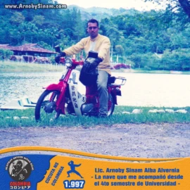 Fotografía histórica de Arnoby Sinam junto a la motocicleta que lo acompañó durante sus años de formación universitaria en Pamplona, en 1997. Arnoby Sinam junto a la motocicleta que utilizó durante su etapa universitaria en Pamplona, Norte de Santander, en 1997, frente a un paisaje natural.