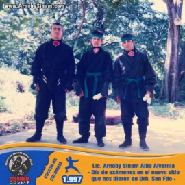 Fotografía histórica de Arnoby Sinam junto a dos estudiantes durante un día de exámenes en la nueva sede del dojo en la Urbanización San Fernando, Pamplona, en 1997. Arnoby Sinam y dos estudiantes de Ninjutsu durante una jornada de exámenes en la nueva sede del dojo ubicada en la Urbanización San Fernando de Pamplona, en 1997.