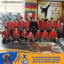 Fotografía de Lic. Arnoby Sinam Alba durante su examen de ascenso a cinturón verde bajo la dirección del maestro Tony Jas en la Escuela Superior de Kung-Fu en 1989. Fotografía histórica de Arnoby Sinam Alba durante su examen de ascenso a cinturón verde junto al maestro Tony Jas en la Escuela Superior de Kung-Fu en 1989.