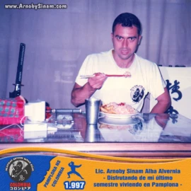 Fotografía histórica de Arnoby Sinam disfrutando una comida durante su último semestre de estudios universitarios en la ciudad de Pamplona, en 1997. Arnoby Sinam disfrutando una comida en su residencia de Pamplona, Norte de Santander, durante su último semestre universitario en 1997.