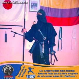 Fotografía histórica de Arnoby Sinam caracterizado con uniforme ninja tradicional durante la realización de imágenes para su tesis de grado en Educación Física, en 1997. Arnoby Sinam vestido con uniforme ninja tradicional durante una sesión fotográfica realizada para su tesis de grado en Educación Física, en Pamplona, Norte de Santander, en 1997.