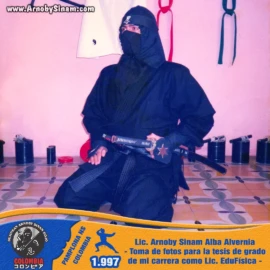 Imagen histórica de Arnoby Sinam con uniforme ninja tradicional durante la sesión fotográfica realizada para su tesis de grado en Educación Física, en la ciudad de Pamplona, en 1997. Arnoby Sinam vestido con uniforme ninja tradicional durante una sesión fotográfica para su tesis de grado en Educación Física, posando en el dojo de Pamplona, Norte de Santander, en 1997.