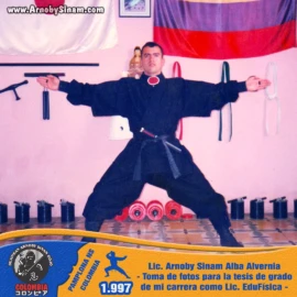 Fotografía histórica de Arnoby Sinam realizando una postura técnica de Ninjutsu durante la sesión fotográfica utilizada para su tesis de grado como Licenciado en Educación Física, en Pamplona, en 1997. Arnoby Sinam ejecutando una postura tradicional de Ninjutsu durante una sesión fotográfica para su tesis de grado en Educación Física, en el Bujinkan Ninja Dôjô de Pamplona, Norte de Santander, en 1997.