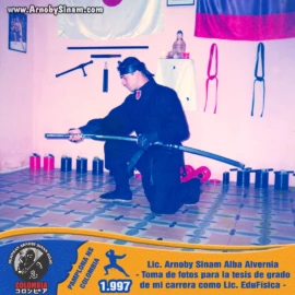 Fotografía histórica de Arnoby Sinam practicando una técnica tradicional con katana durante la sesión fotográfica realizada para su tesis de grado como Licenciado en Educación Física, en Pamplona, en 1997. Arnoby Sinam ejecutando una técnica de espada japonesa con katana durante una sesión fotográfica para su tesis de grado en Educación Física, en el Bujinkan Ninja Dôjô de Pamplona, Norte de Santander, en 1997.